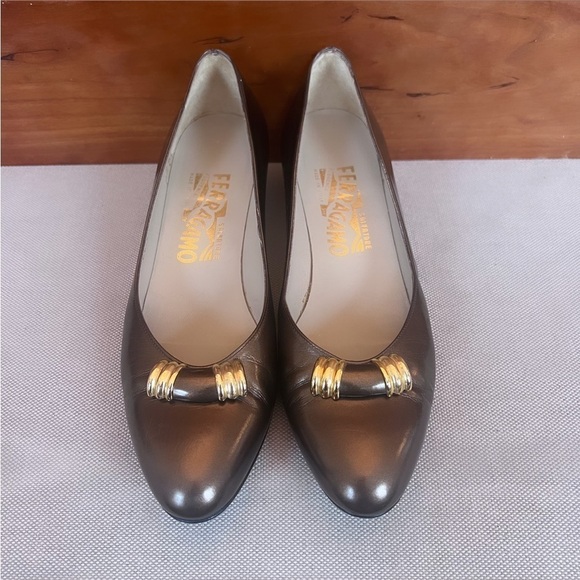 VINTAGE SALVATORE FERRAGMO ITALY Bronze Leather Gold Accent Low Wedge Pumps Sz 7 - Picture 8 of 14